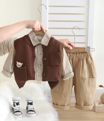 Un look raffiné et chaleureux pour les petits garçons, parfait pour les saisons fraîches.