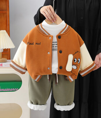 Un look cocooning et plein de personnalité pour accompagner les petits garçons en toute occasion.