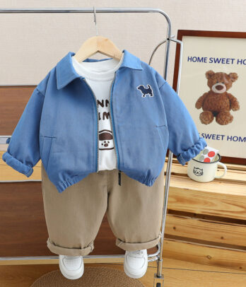 Ensemble 3 pièces bébé garçon : t-shirt imprimé, veste bleu ciel et pantalon beige. Confortable, doux et stylé, parfait pour la crèche et les sorties.