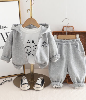 Ensemble garçon 3 pièces : sweat zippé à capuche, t-shirt imprimé et jogging en coton gris. Confortable, fun et pratique pour bouger ou se détendre.