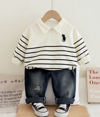 Ensemble de pantalon en jean et pull à zip