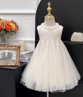 Robe blanche sans manches avec haut style bohème et jupon en tulle
