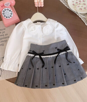 Ensemble de jupe grise à petit noeud et chemise blanche