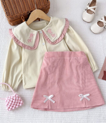 Pull blanc col claudine et jupe rose