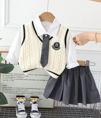 Uniforme pour fillette composé de 4 pièces