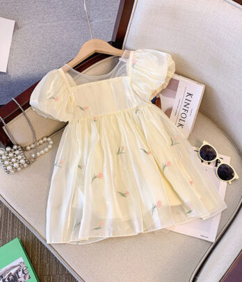 Robe en organza blanc brodé de fleurs avec doublure epaisse
