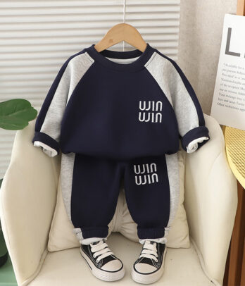 Un ensemble décontracté au design dynamique, parfait pour les petits champions du quotidien.