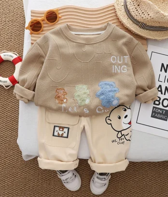 Un look joyeux et douillet pour accompagner les petits garçons dans toutes leurs escapades du quotidien.