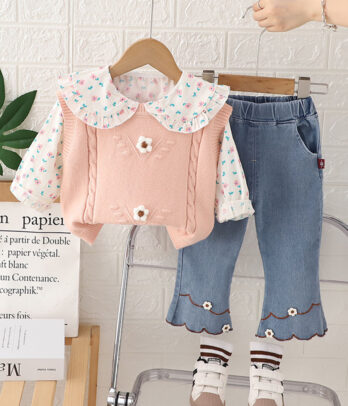 Un ensemble adorable pour les petites princesses, idéal pour les journées fraîches ou les sorties en famille.