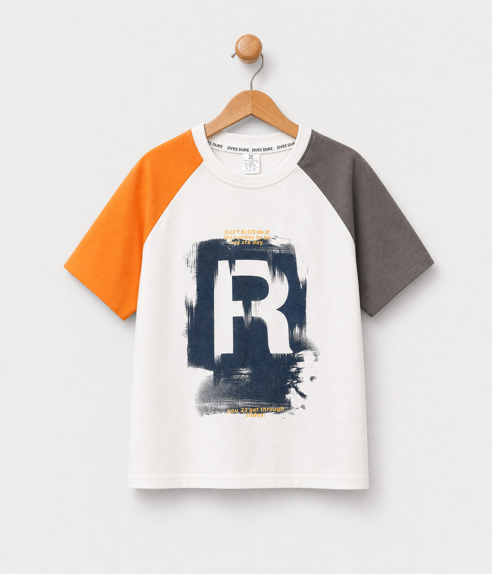 45339 T-shirt multicolore à imprimé "R" – Originalité et énergie pour les jeunes esprits – Image 1