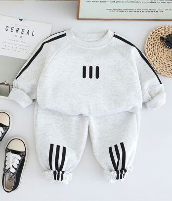 Un style dynamique tout en légèreté pour les journées actives ! Inspiré du sportswear adulte, cet ensemble revisité pour les tout-petits combine confort, style épuré et praticité. Idéal pour les journées à l’école, au parc ou à la maison.