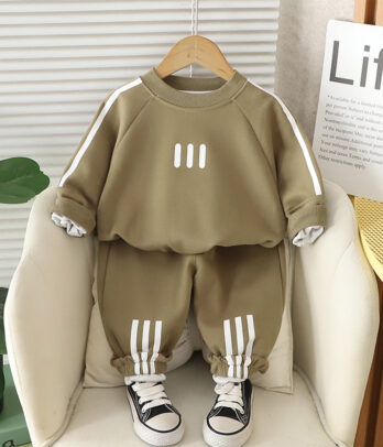 Le confort du sportswear avec une touche de douceur naturelle. Parfait pour les petits explorateurs actifs, cet ensemble couleur sable revisite le style athlétique avec sobriété. Léger, chaud et pratique, il est idéal pour bouger librement tout en ayant du style.