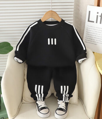 L’énergie du style urbain pour les petits en mouvement ! Inspiré des looks sportifs et dynamiques, cet ensemble noir à bandes blanches est un incontournable du vestiaire décontracté. Idéal pour les sorties, l'école ou les moments de jeu, il allie confort, souplesse et attitude.