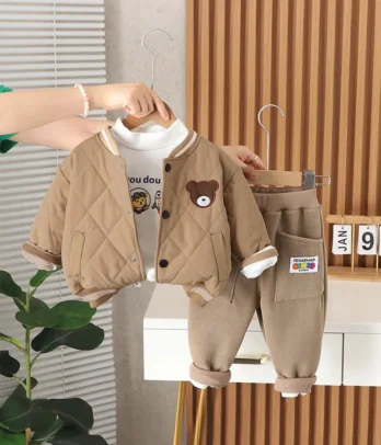 Un ensemble confortable et stylé pour affronter les journées fraîches avec une touche de tendresse.