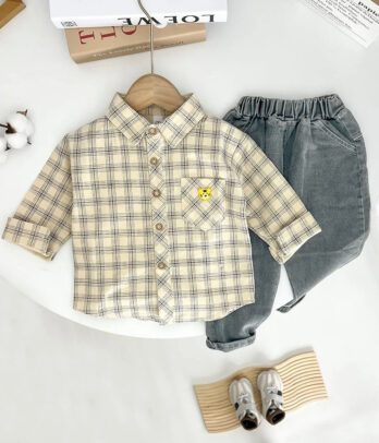Un look classique et intemporel pour les petits garçons, parfait pour toutes les occasions.