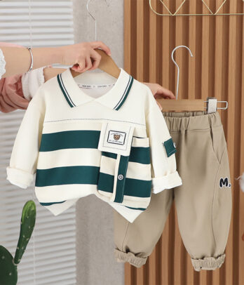 Un style moderne et confortable pour les petits garçons actifs et élégants.