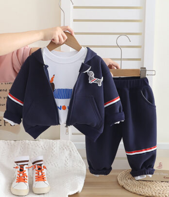 Un look sportif avec une touche d'élégance pour les petits aventuriers ! Parfait pour l’école, les balades ou les après-midis détente, cet ensemble bleu marine à détails rayés offre un équilibre parfait entre confort et style dynamique.