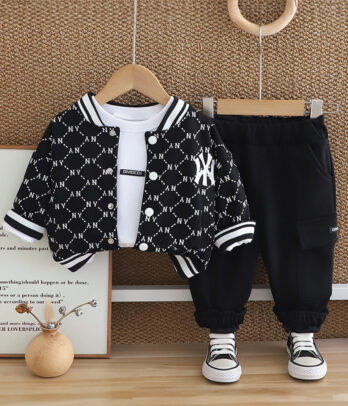 Le style new-yorkais version mini ! Ce look noir et blanc allie tendance et confort pour les petits fans de mode urbaine. Un ensemble parfait pour les balades stylées ou les journées décontractées à l’école ou en sortie.
