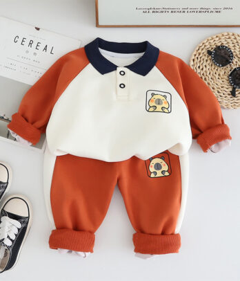 Un look énergique et moderne pour accompagner les petits garçons dans toutes leurs aventures.
