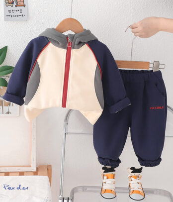 Une tenue moderne et pratique pour les petits garçons actifs, parfaite pour les journées pleines d’aventures.