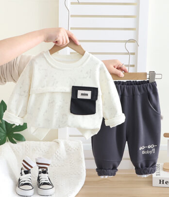 Un ensemble tendance et pratique pour les petits actifs, entre style urbain et douceur.
