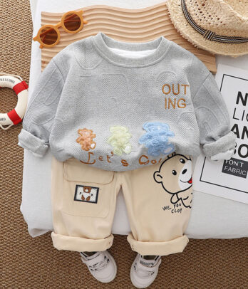 Un look plein de tendresse pour les petits garçons curieux, idéal pour les journées de découverte et de jeu.