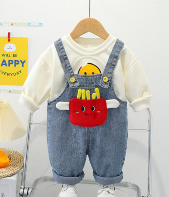Un look fun et gourmand pour les petits rayons de soleil ! Cet ensemble à croquer combine une salopette en jean au motif de frites rigolotes avec un pull à smiley pour une tenue pleine de bonne humeur. Parfait pour illuminer les journées fraîches !