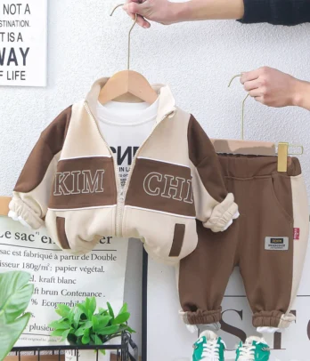 Un look dynamique et confortable pour vos petits champions !