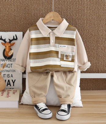 Ensemble casual "Douceur caramel" : polo rayé chic et pantalon côtelé confortable, aux tons chauds et naturels. Look rétro idéal pour l’automne ou le printemps.