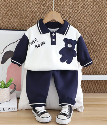 Un look confortable, sportif et adorable pour les journées décontractées de votre petit aventurier !