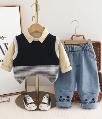 Parfait pour la mi-saison, cet ensemble associe une touche preppy à un look décontracté.