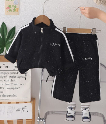 Un ensemble moderne et dynamique, idéal pour les petites filles pleins de vie qui aiment bouger avec style.