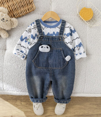 La salopette en jean, pièce phare du vestiaire bébé, se pare ici de détails ludiques pour plaire autant aux petits qu’aux parents.