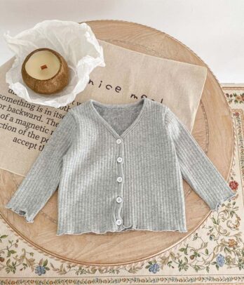 Gilet Gris Douceur – Le classique léger pour toutes les saisons