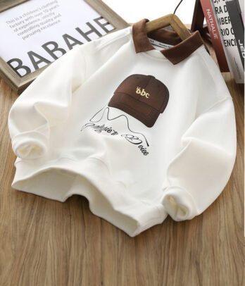 Sweat blanc garçon avec col marron et imprimé casquette