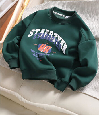 Sweat vert imprimé “STAERZYER” – Confort et style graphique pour enfants