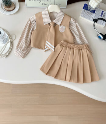 Uniforme composé de trois pièces pour fillettes