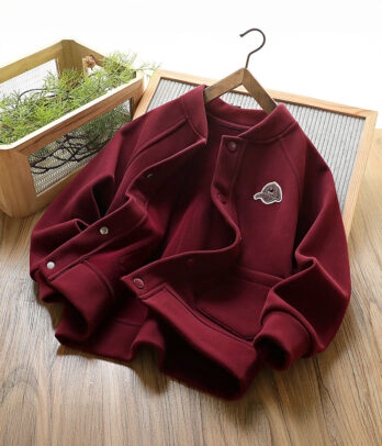 Veste bomber rouge bordeaux à boutons – Tendance et chaleur pour les petits explorateurs