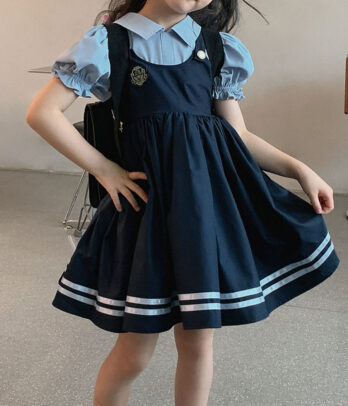 Robe bleu marine style marin – Élégance rétro et esprit espiègle
