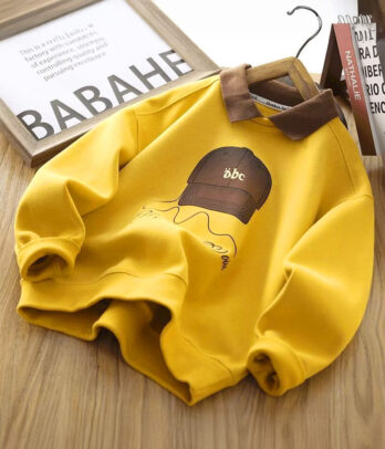Sweat jaune pour garçon avec col marron et imprimé casquette