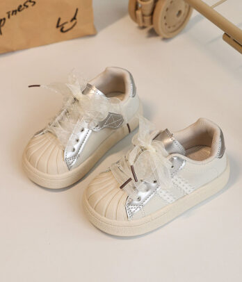 Baskets blanc cassé à détails argenté avec lacets en organza