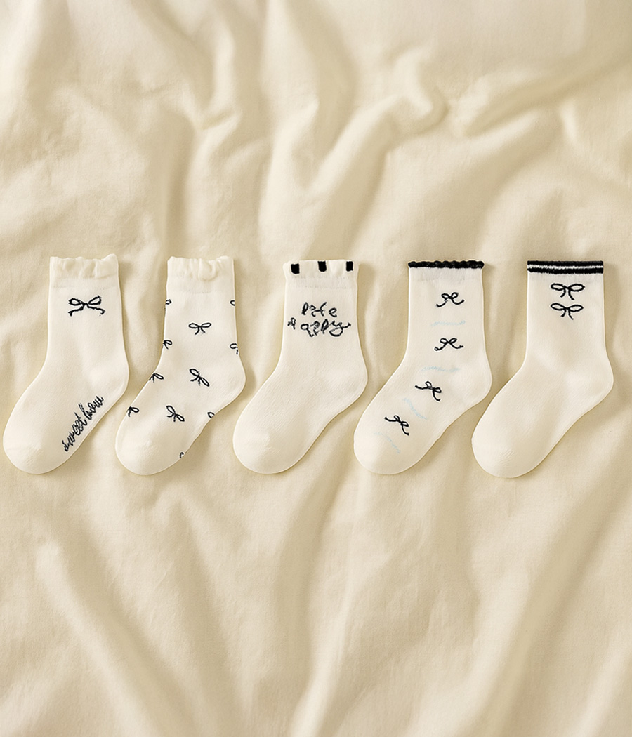 Remplissage génératif 2 Lot de 5 paires de chaussettes blanches fille – Élégance minimaliste et douceur quotidienne – Image 1