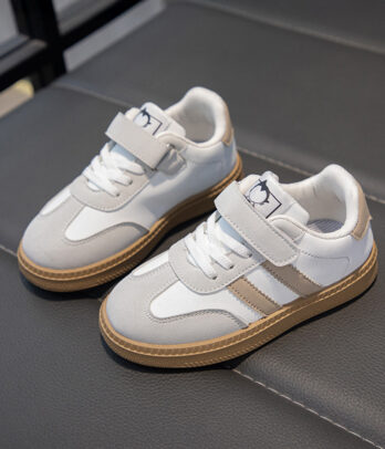 Baskets blanc et nude tendances pour enfants