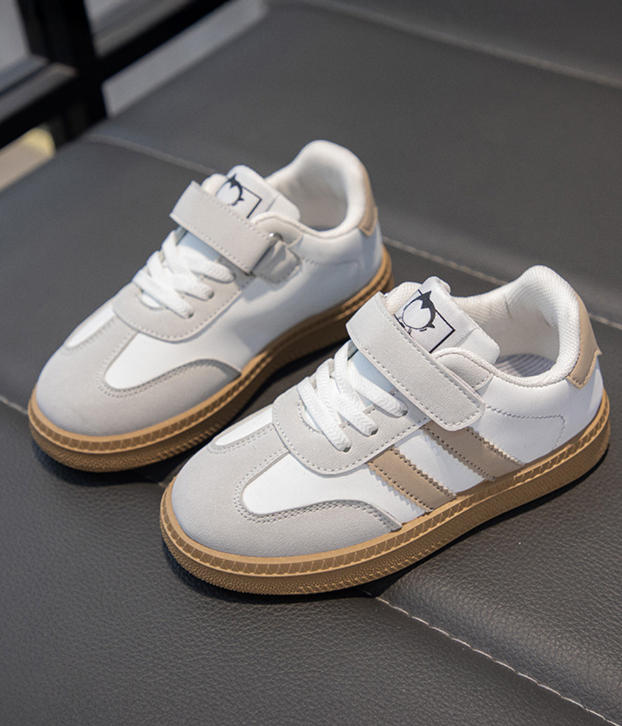 Remplissage génératif 3 Baskets blanc et nude tendances pour enfants – Image 1