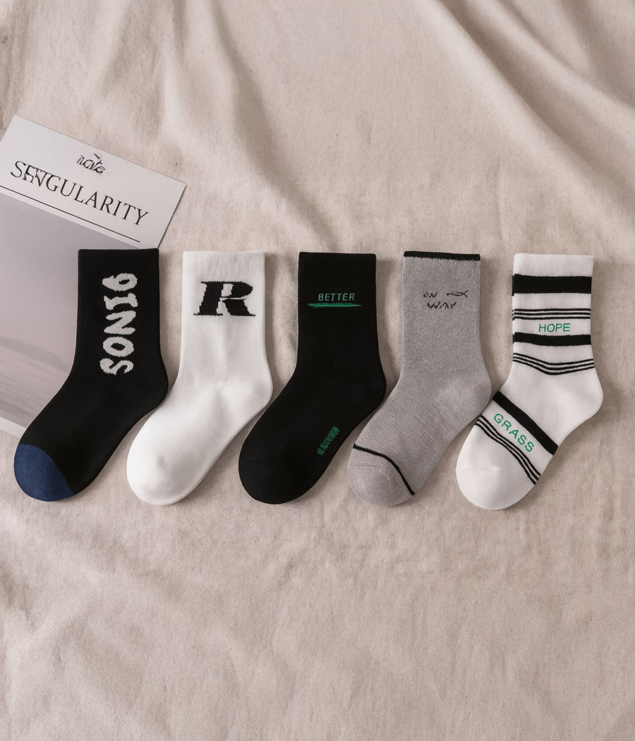 Remplissage génératif 7 Lot de 5 paires de chaussettes garçon – Graphismes sportifs et style affirmé – Image 1