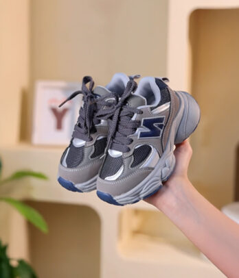"Chaussures ""N"" grises en maille respirante