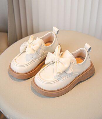 Mocassins blancs classiques à noeud papillon avec semelle rigide