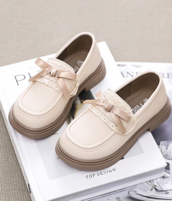 Mocassins blanc cassé à semelle marron et noeud papillon en satin