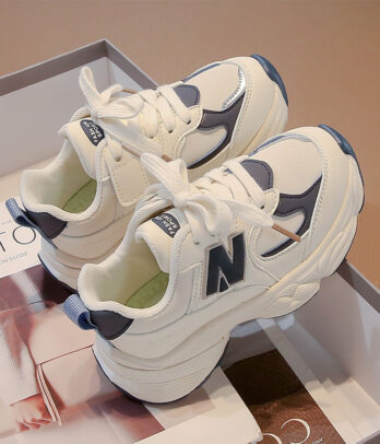 Baskets "N" blanches aux détails bleus