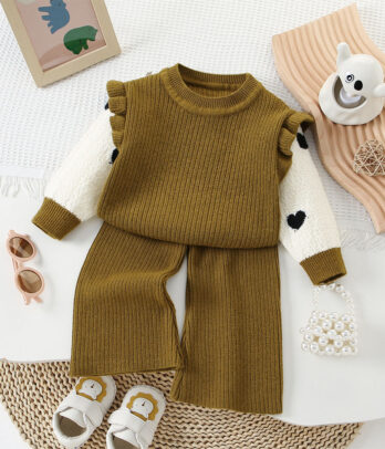 Ensemble en laine kaki doux et confortable, composé d’un pull à col rond et d’un pantalon ample. Idéal pour les journées fraîches et les sorties d’automne.